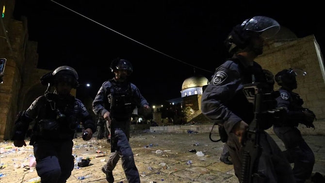 İsrail polisi Mescid-i Aksa’da namaz kılan cemaate saldırdı 178 yaralı 15