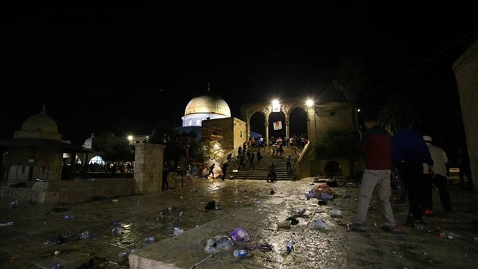 İsrail polisi Mescid-i Aksa’da namaz kılan cemaate saldırdı 178 yaralı 16