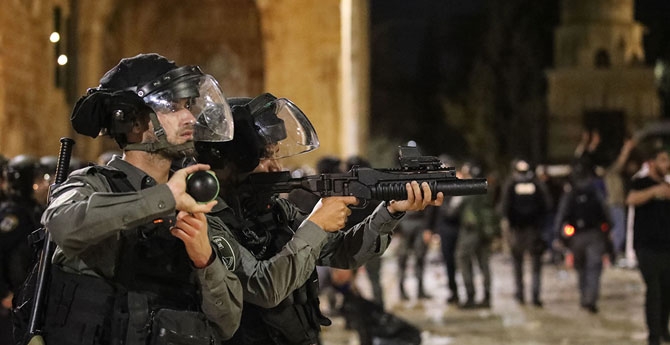 İsrail polisi Mescid-i Aksa’da namaz kılan cemaate saldırdı 178 yaralı 2
