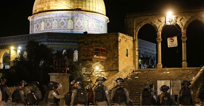 İsrail polisi Mescid-i Aksa’da namaz kılan cemaate saldırdı 178 yaralı 8