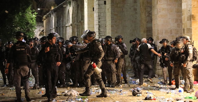 İsrail polisi Mescid-i Aksa’da namaz kılan cemaate saldırdı 178 yaralı 9