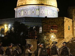 İsrail polisi Mescid-i Aksa’da namaz kılan cemaate saldırdı 178 yaralı