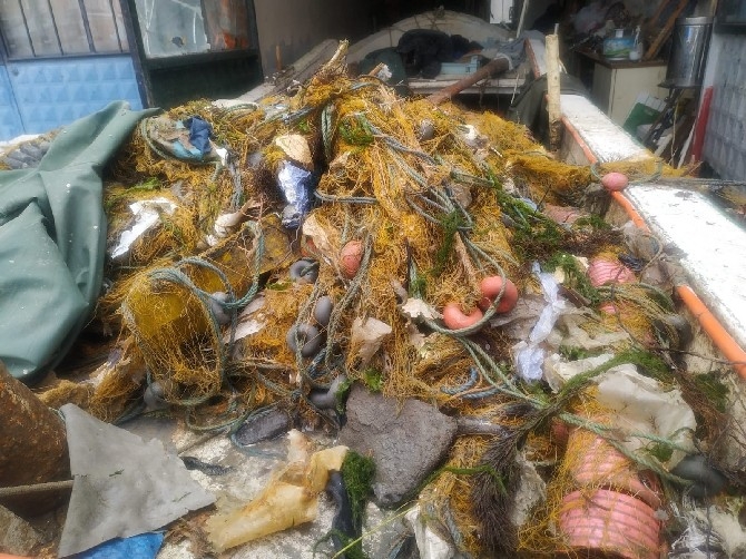 Balıkçılar denizden balık yerine çöp dolu ağlarla dönüyor 11