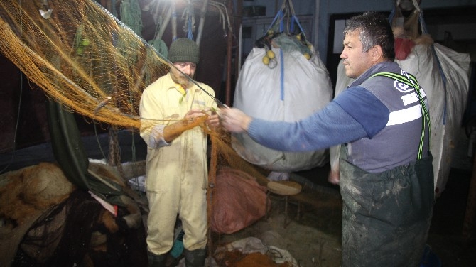 Balıkçılar denizden balık yerine çöp dolu ağlarla dönüyor 4