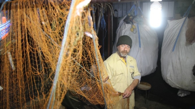 Balıkçılar denizden balık yerine çöp dolu ağlarla dönüyor 5
