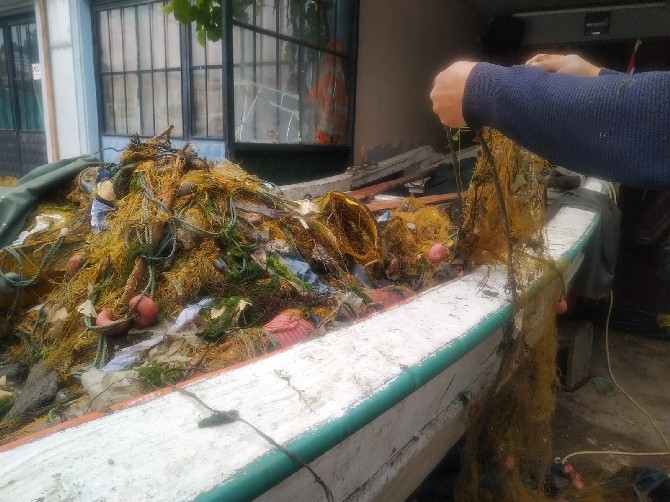 Balıkçılar denizden balık yerine çöp dolu ağlarla dönüyor 6