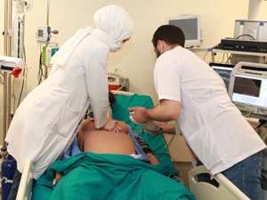 Doktor adayları Rize'de aldıkları simülasyon eğitimiyle saha koşull