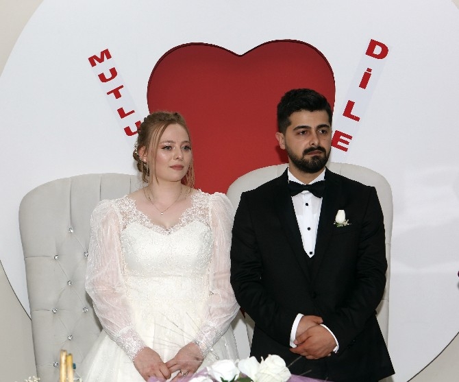 Hemşire çiftin salgın nedeniyle ertelenen düğünü bir yıl sonra yapıldı 3
