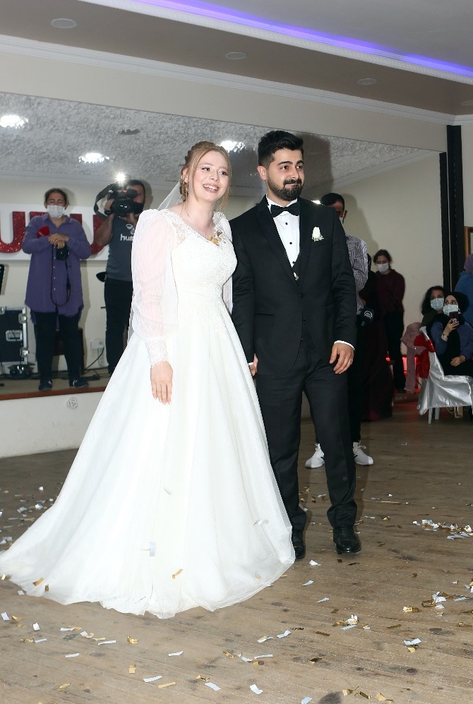 Hemşire çiftin salgın nedeniyle ertelenen düğünü bir yıl sonra yapıldı 5