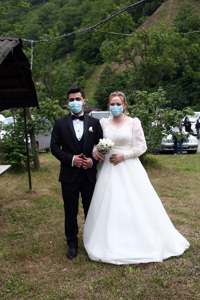 Hemşire çiftin salgın nedeniyle ertelenen düğünü bir yıl sonra yapıldı 7