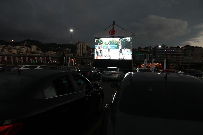 Rizeliler arabada "Cep Herkülü: Naim Süleymanoğlu" filmini izl 25