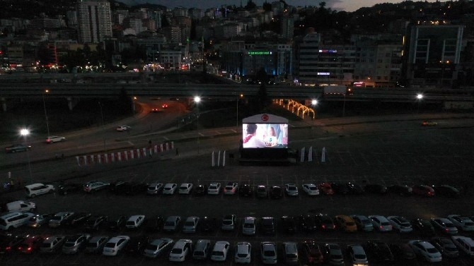 Rizeliler arabada "Cep Herkülü: Naim Süleymanoğlu" filmini izl 34