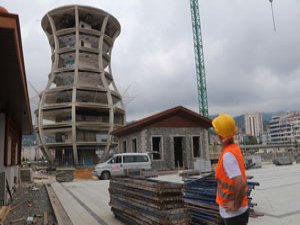 Dünyanın en büyük çay bardağı inşaatında çalışan işçiler bir rekora imza