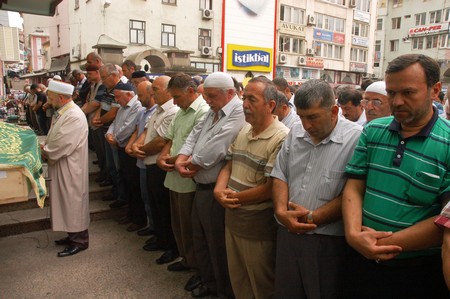 Özyürek Kardeşler Annelerini Ebediyete Uğurladı 10