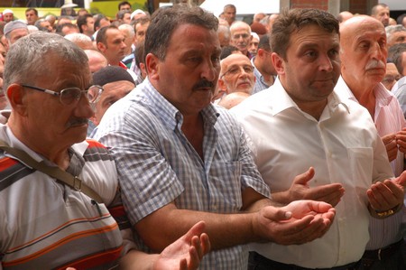 Özyürek Kardeşler Annelerini Ebediyete Uğurladı 13