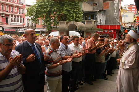 Özyürek Kardeşler Annelerini Ebediyete Uğurladı 14