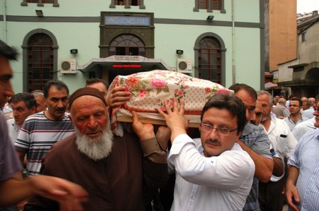 Özyürek Kardeşler Annelerini Ebediyete Uğurladı 18