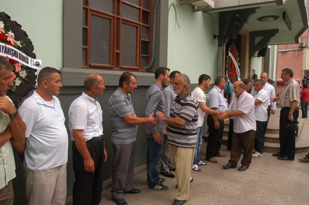 Özyürek Kardeşler Annelerini Ebediyete Uğurladı 4