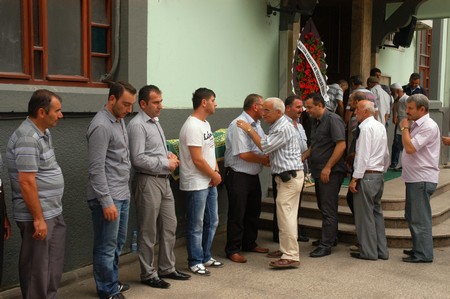 Özyürek Kardeşler Annelerini Ebediyete Uğurladı 7