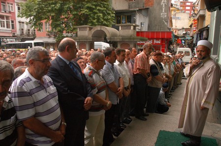 Özyürek Kardeşler Annelerini Ebediyete Uğurladı 8