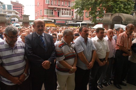Özyürek Kardeşler Annelerini Ebediyete Uğurladı 9