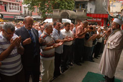 Özyürek Kardeşler Annelerini Ebediyete Uğurladı