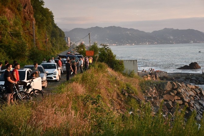 Rize'de Akıntıya Kapılarak Denizde Kaybolan Kişi Aranıyor 2