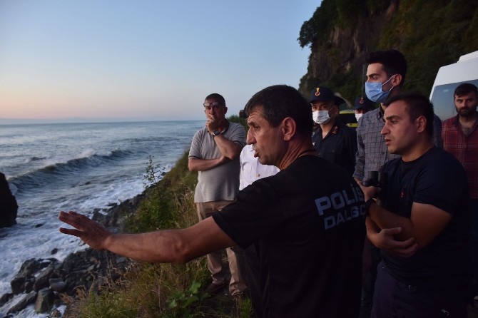 Rize'de Akıntıya Kapılarak Denizde Kaybolan Kişi Aranıyor 4