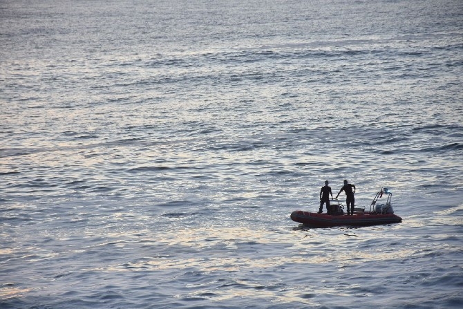Rize'de Akıntıya Kapılarak Denizde Kaybolan Kişi Aranıyor 7