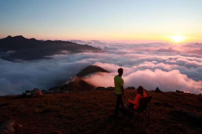 Samistal Yaylasında bulut denizinin üzerindeki gün batımı ziyaretçileri  11