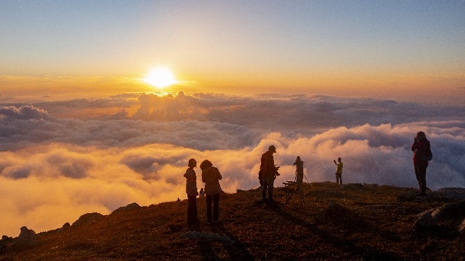 Samistal Yaylasında bulut denizinin üzerindeki gün batımı ziyaretçileri  13