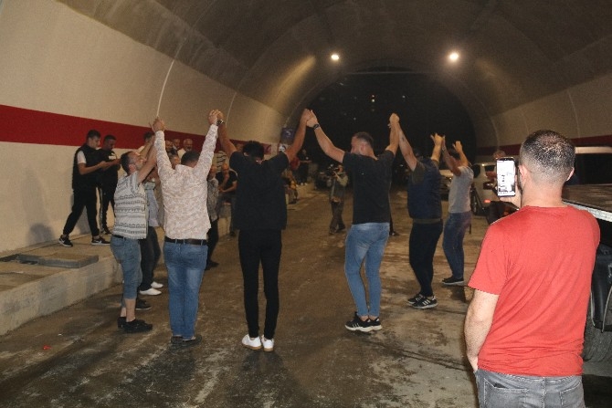 Salarha Tüneli'nin tamamlanmasını horonla kutladılar 17