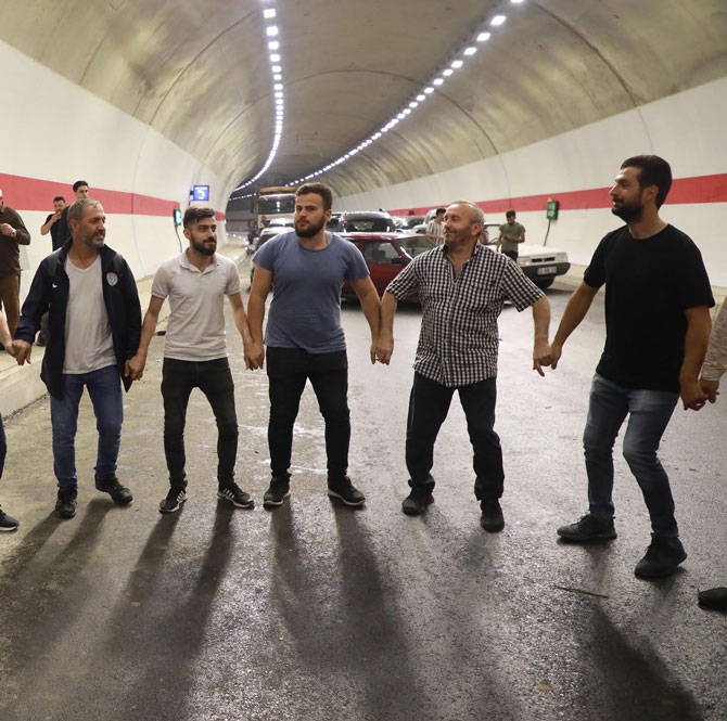 Salarha Tüneli'nin tamamlanmasını horonla kutladılar 8