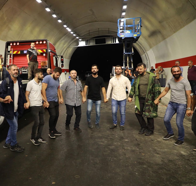 Salarha Tüneli'nin tamamlanmasını horonla kutladılar 9