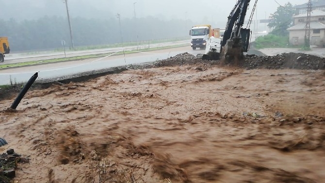 Rize'de Sağanak Yağış Hasara Yol Açtı 3