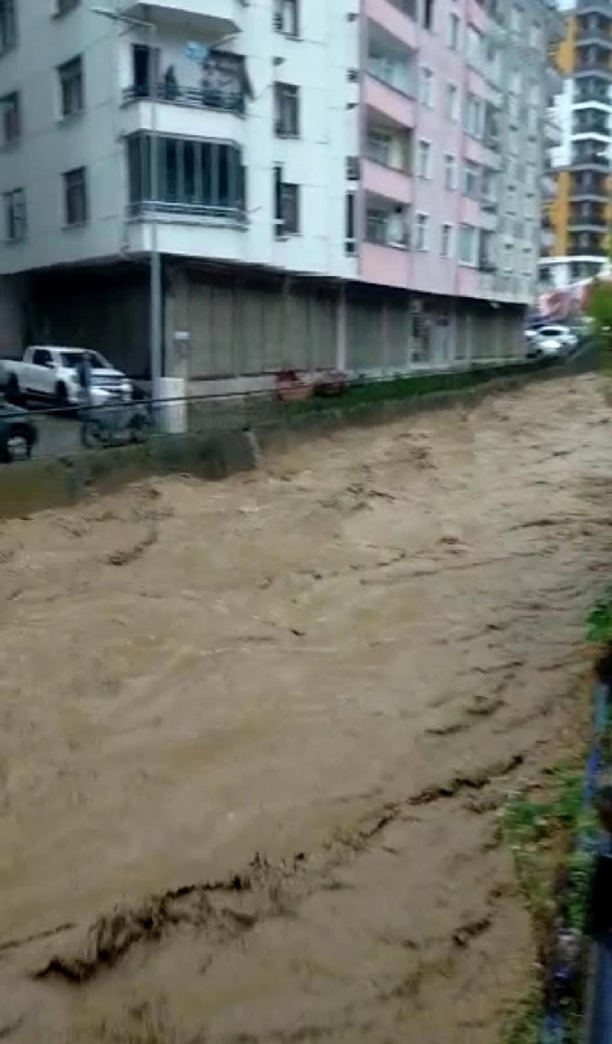 Rize'de Sağanak Yağış Hasara Yol Açtı 8