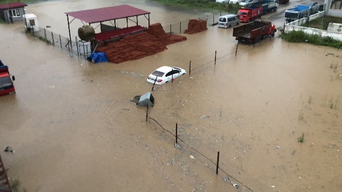 Rize'de yollar göle döndü, iş yerlerini su bastı 2