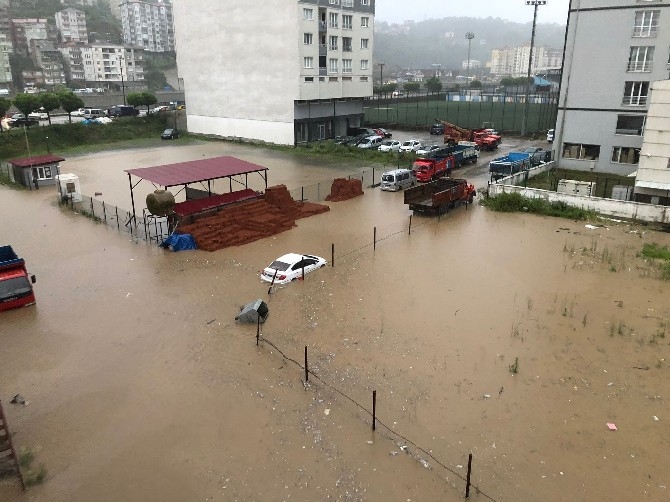 Rize'de yollar göle döndü, iş yerlerini su bastı 4