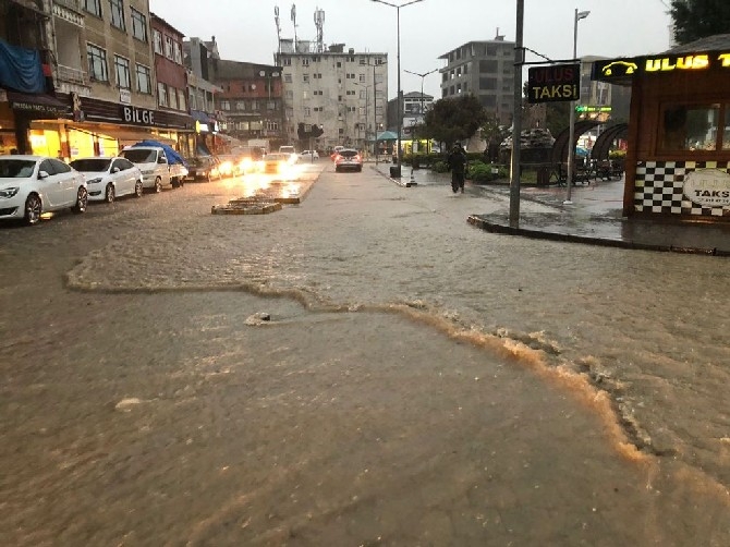 Rize'de yollar göle döndü, iş yerlerini su bastı 7