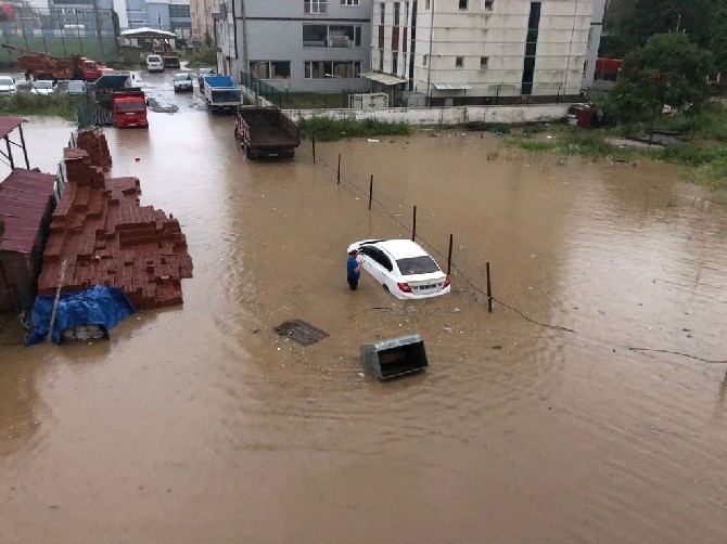 Rize'de yollar göle döndü, iş yerlerini su bastı 9