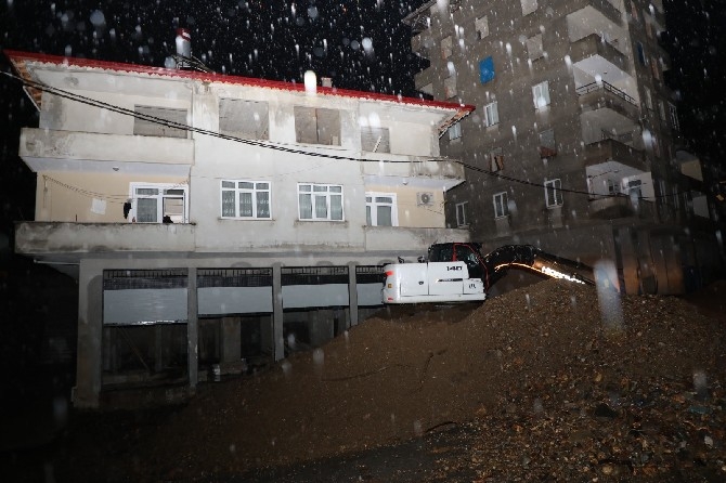 Rize'de şiddetli yağmur heyelanlara ve yolların kapanmasına neden o 1