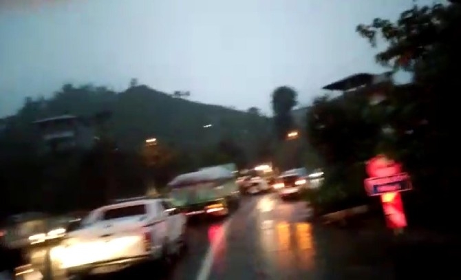 Rize'de şiddetli yağmur heyelanlara ve yolların kapanmasına neden o 10