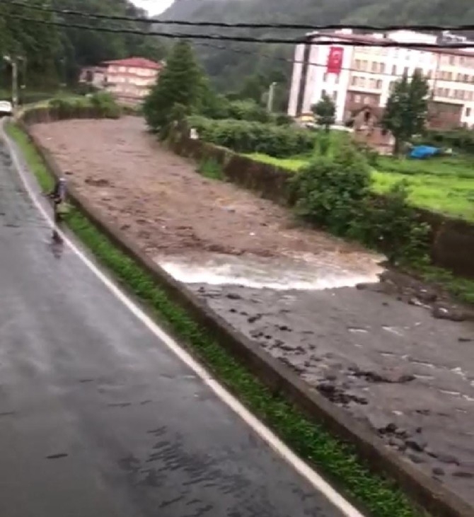 Rize'de şiddetli yağmur heyelanlara ve yolların kapanmasına neden o 11