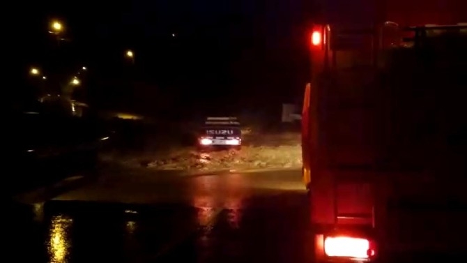 Rize'de şiddetli yağmur heyelanlara ve yolların kapanmasına neden o 13