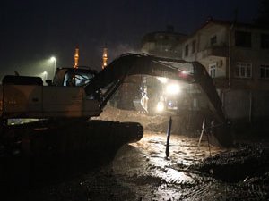 Rize'de şiddetli yağmur heyelanlara ve yolların kapanmasına neden o