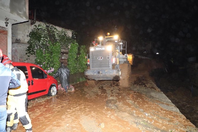 Rize'de şiddetli yağış nedeniyle kayıp ihbarı yapılan 3 kişi aranıy 1