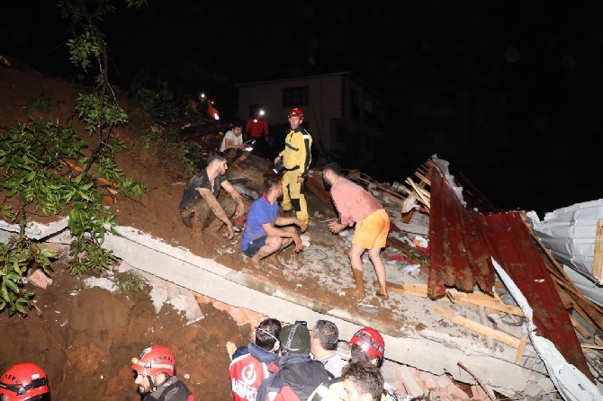Rize'de şiddetli yağış nedeniyle kayıp ihbarı yapılan 3 kişi aranıy 11