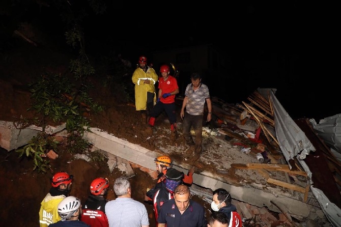 Rize'de şiddetli yağış nedeniyle kayıp ihbarı yapılan 3 kişi aranıy 12
