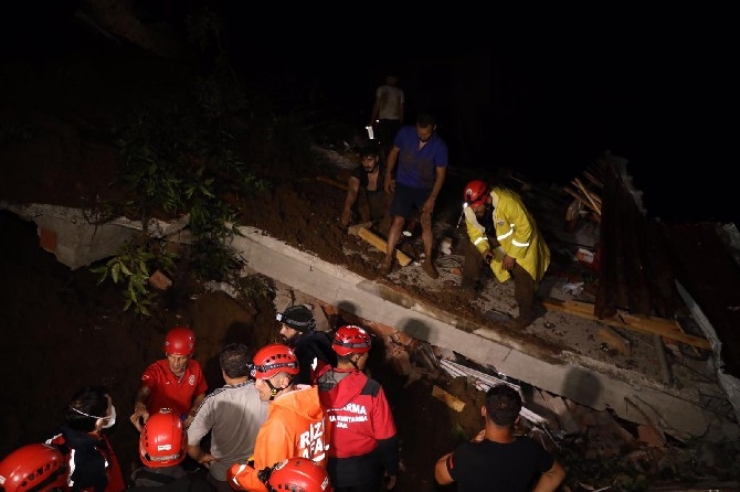 Rize'de şiddetli yağış nedeniyle kayıp ihbarı yapılan 3 kişi aranıy 13