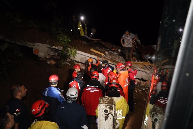 Rize'de şiddetli yağış nedeniyle kayıp ihbarı yapılan 3 kişi aranıy 14